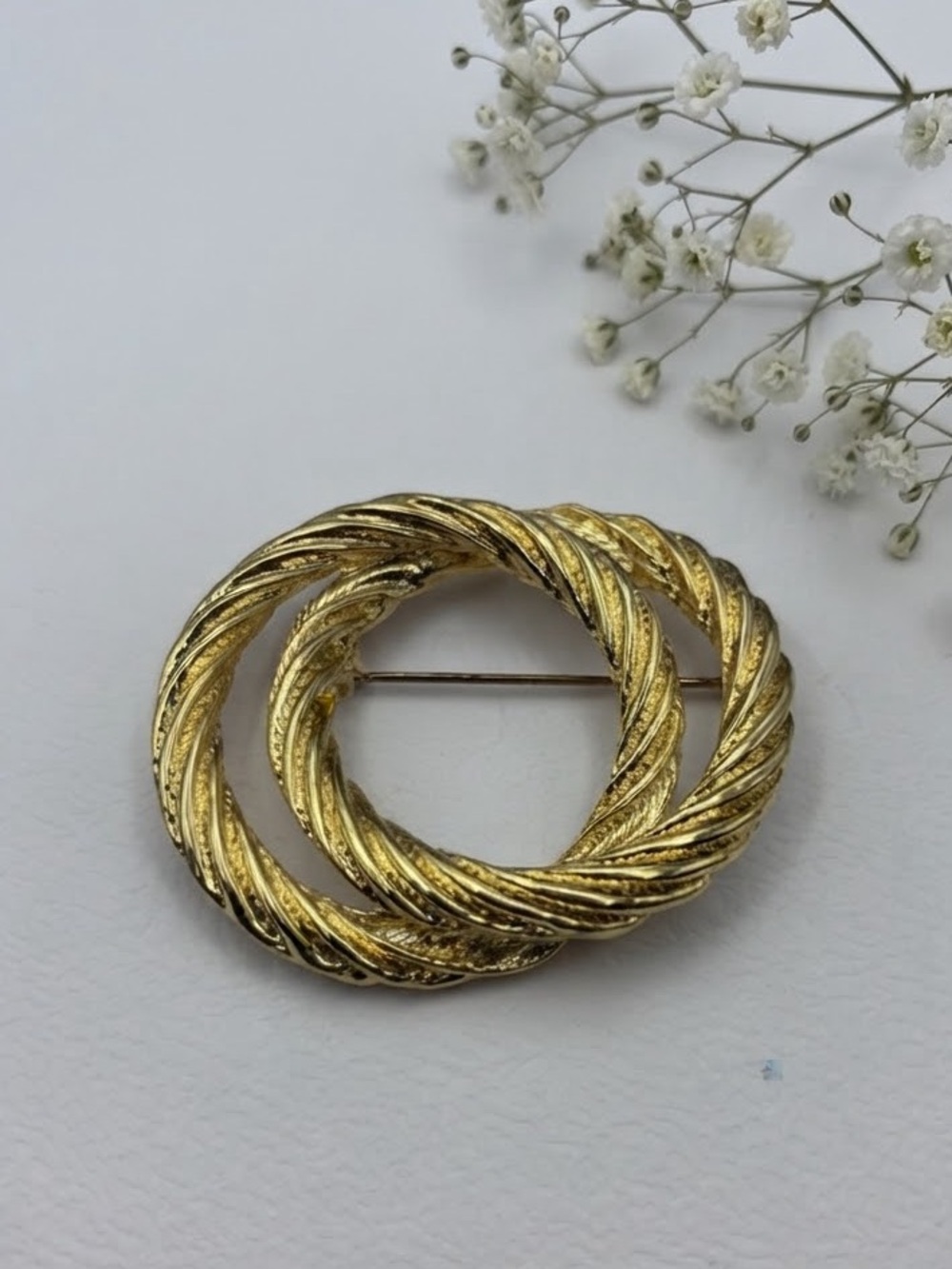 Vintage Gold Tone Interlocking Double Hoop Brooch Textured Wreath Pin